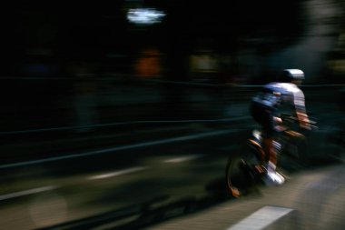 Bir Bisikletçinin Yolda Yarış Etkisinin Bulanık Resmi