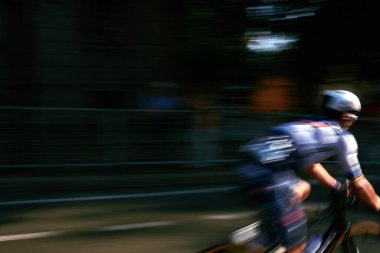 Bir Bisikletçinin Yolda Yarış Etkisinin Bulanık Resmi