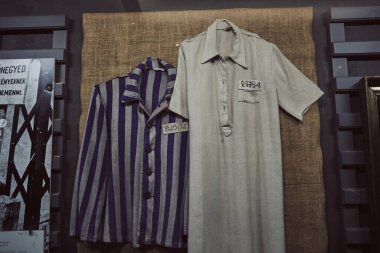 Macaristan - Budapeşte 30 Kasım 2023 Yahudi soykırımı döneminden kalma mahkûm kıyafeti sergisi. Budapeşte Ulusal Müzesi Soykırım Anma Merkezi.