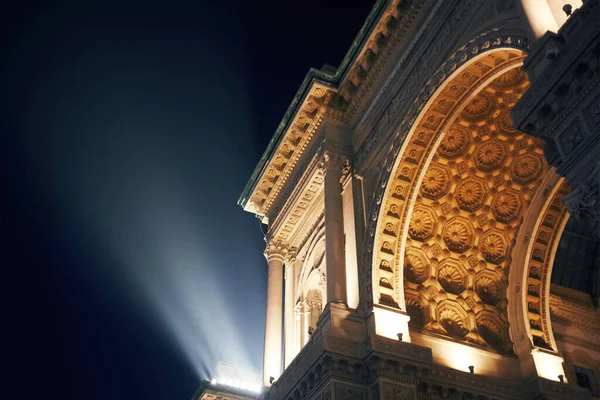 Milán Por Noche Mostrando Edificios Históricos Bañados Luz Cálida Imágenes de stock libres de derechos