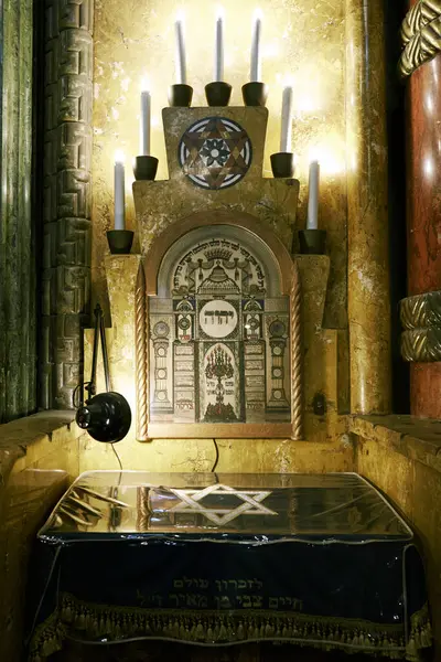 2023년 11월 30일 헝가리 부다페스트의 Kazinczy Street Synagogue 스테인드 글라스 스톡 사진