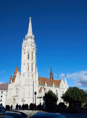 Budapeşte 'deki Matthias Kilisesi, çarpıcı mimarisi ve zengin tarihi ile, kentin kültürel mirasının ve dini öneminin bir sembolü olarak duruyor..