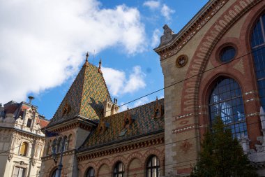 Budapeşte 'nin antik kapalı pazarının dış cephesi şehrin zengin mimari mirasını ve hareketli pazar ortamını yansıtıyor