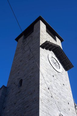 Como Katedrali 'nin görkemli mimarisini ve tarihsel önemini gözler önüne sererek şehrin ufuk çizgisini zamansız güzelliğiyle zenginleştiriyor..