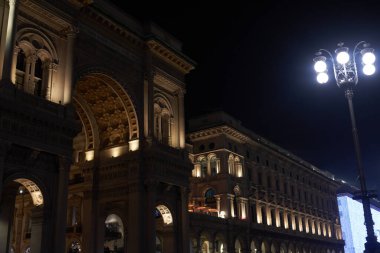 Milano 'daki Galleria Vittorio Emanuele' nin dış görünüşü, tarihi mimarinin zarafetini ve ihtişamını gözler önüne seriyor ve şehri zamansız güzelliğiyle aydınlatıyor..