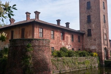Peschiera Borromeo, Milan 'daki tarihi şato Castello di Peschiera Borromeo' nun manzarası. Şato klasik ortaçağ mimarisine sahiptir ve manzaralı bir ortamda geçmektedir.