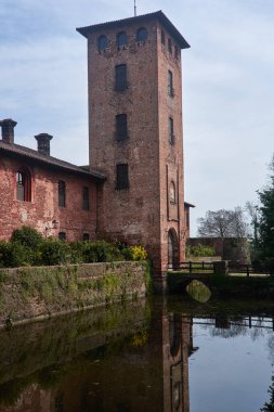 Peschiera Borromeo, Milan 'daki tarihi şato Castello di Peschiera Borromeo' nun manzarası. Şato klasik ortaçağ mimarisine sahiptir ve manzaralı bir ortamda geçmektedir.