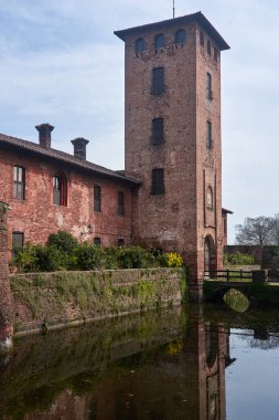 Peschiera Borromeo, Milan 'daki tarihi şato Castello di Peschiera Borromeo' nun manzarası. Şato klasik ortaçağ mimarisine sahiptir ve manzaralı bir ortamda geçmektedir.