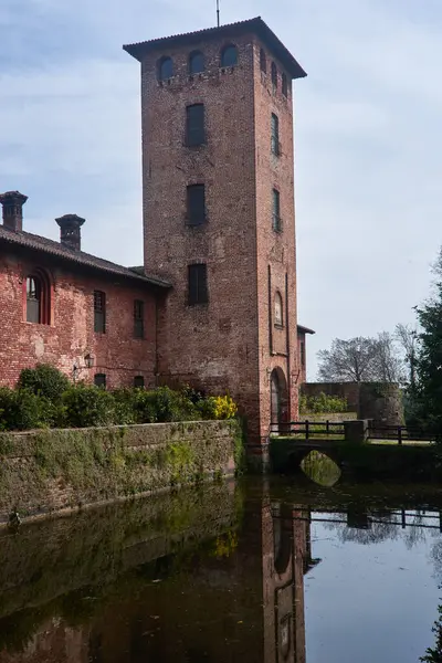 stock image View of the Castello di Peschiera Borromeo, a historic castle in Peschiera Borromeo, Milan. The castle features classic medieval architecture and is set amidst scenic surroundings