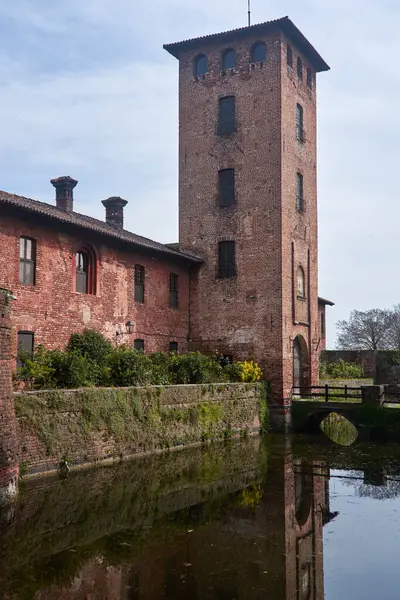 stock image View of the Castello di Peschiera Borromeo, a historic castle in Peschiera Borromeo, Milan. The castle features classic medieval architecture and is set amidst scenic surroundings