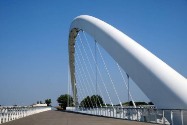 Tarihi Cittadella Köprüsü, Alessandria, Piedmont 'taki Tanaro Nehri' ni kapsar. İkonik simge mimari mirası ve manzaralı güzelliği sergiliyor.