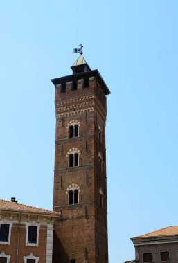 Majestic Troyana Kulesi, Asti 'nin en uzun tarihi saat kulesi. İkonik ortaçağ simgesi gökyüzüne hakim, mimari mirası sergiliyor.