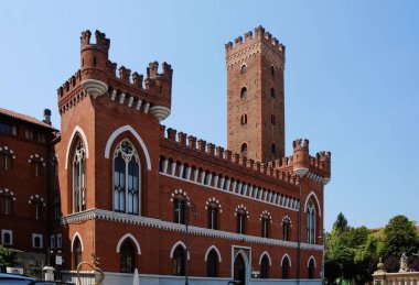 Asti 'nin tarihi merkezindeki ortaçağ sokakları ve binaları büyülüyor. Resimli İtalyan şehir manzarasında asırlık mimari mirası sergileniyor.