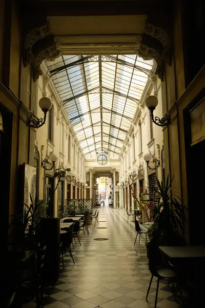 Piedmont, Alessandria 'daki zarif tarihi galeri. Dekoratif mimaride İtalyan cazibesi sergileniyor..