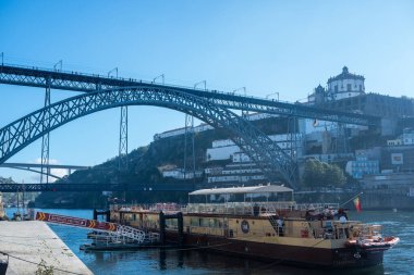 Nehrin Üzerindeki Köprü 'nün ve Portekiz' in Tarihi Porto Şehri 'nin Muhteşem Mimari ve Rıhtımsal Cazibe' nin Manzarası
