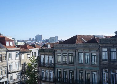 Portekiz 'in Porto şehrindeki tipik renkli binalar. Mimari canlı renkler ve eşsiz tasarımlar sergiliyor.