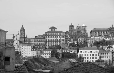Porto, Portekiz 'deki eski kasabanın özünü gösteren siyah beyaz bir fotoğraf. Görüntü tarihi mimariyi ve zamansız cazibeyi vurguluyor.