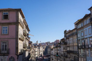 Portekiz 'in Porto şehrindeki tipik renkli binalar. Mimari canlı renkler ve eşsiz tasarımlar sergiliyor.