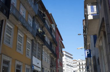 Portekiz 'in Porto şehrindeki tipik renkli binalar. Mimari canlı renkler ve eşsiz tasarımlar sergiliyor.