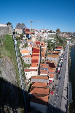 Nehre bakan bir köprüden Porto şehrinin manzarası. Bu pitoresk manzara şehrin güzelliğinin ve canlı atmosferinin özünü yakalıyor..
