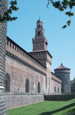 Milano 'daki ortaçağ Sforza Kalesi ikonik tuğla kulesi ve güneşli bir günde mavi gökyüzü