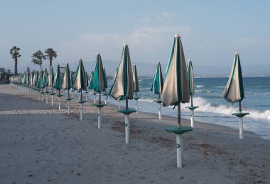 Cagliari Sardinya 'daki Poetto Sahili' nde Kapalı Sahil Şemsiyeleri Sessiz Bir Sabah