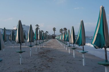 Cagliari Sardinya 'daki Poetto Sahili' nde Kapalı Sahil Şemsiyeleri Sessiz Bir Sabah