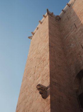 Sardunya 'nın ünlü bir simgesi olan Cagliari Tarihi Merkezi' ndeki Antik Taş Kule. Ortaçağ Mimarisi, Turizm ve İtalyan Kültürü.