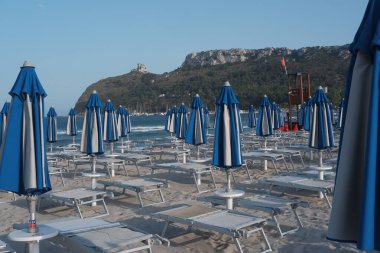 Cagliari Sardinya 'daki Poetto Sahili' nde Kapalı Sahil Şemsiyeleri Sessiz Bir Sabah