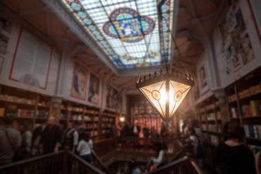 1 Ocak Çarşamba, Portekiz - 2025 (Livraria Lello) Mozaikli cam tavan penceresi, asılı lamba ve Porto 'daki ziyaretçi kalabalığı ile klasik kitapçı