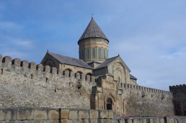 Konik çatısı olan önemli bir kilisenin bulunduğu tarihi taş kale. Mimari mucize, kültürel dönüm noktası, ortaçağ mirası