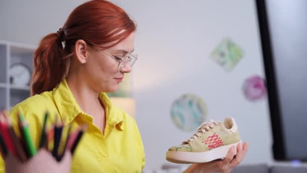 Γοητευτική Γυναίκα Γυαλιά Ζωγραφίζει Ένα Μοναδικό Print Sneakers Δημιουργώντας Μοναδικό — Αρχείο Βίντεο