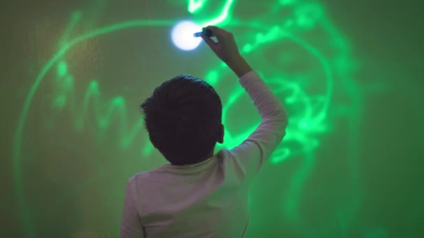 Fysik Och Utveckling Barn Nyfiken Pojke Med Ficklampa Händerna Drar — Stockvideo