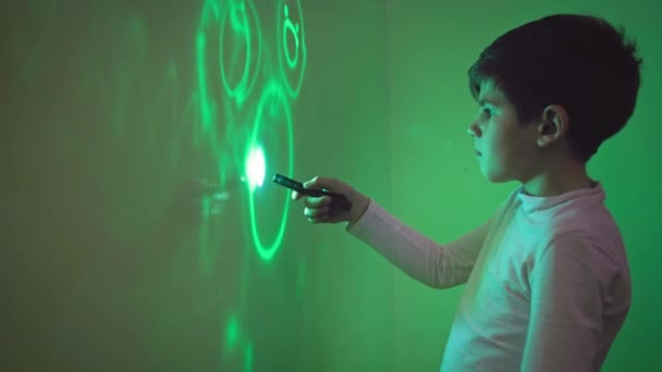 Interaktív Játékok Aranyos Férfi Gyermekek Felhívni Lámpások Segítségével Fény Falon — Stock videók