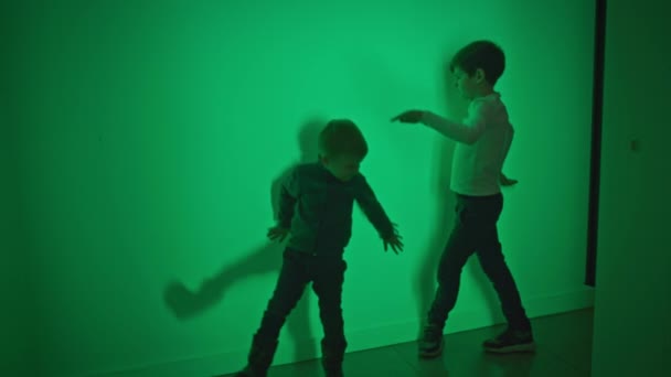 Niños Varones Modernos Juegan Con Luz Dejando Huellas Sombra Con — Vídeos de Stock