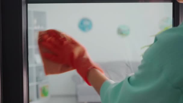 Putzen Hause Junge Frau Schutzhandschuhen Wäscht Fenster Mit Spülmittel Und — Stockvideo