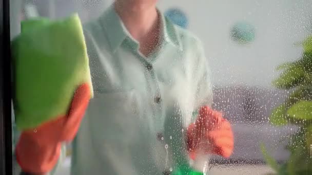 Portret Młodej Kobiety Rękawiczkach Ochronnych Myjącej Okna Środkiem Czyszczącym Szkło — Wideo stockowe
