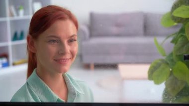 Mutlu ev kadınının portresi daire temizliği yapar, cam mendillere peçeteyle deterjan sürer, kameraya gülümser ve sınıfını gösterir.