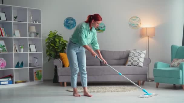 Limpeza Casa Mulher Bonito Com Esfregão Lava Chão Casa Fundo — Vídeo de Stock