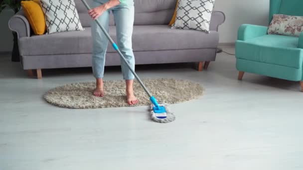 Limpieza Mujer Con Una Fregona Las Manos Lava Suelo Habitación — Vídeo de stock