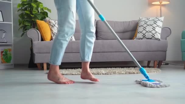 Apartment Cleaning Housewife Uses Mop Wipe Dust Dirt Laminate Living — Vídeo de Stock