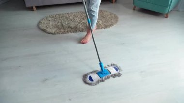 Temizlik, ev hanımı evi temizler ve yerleri paspasla temizler.