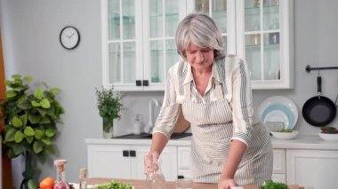 Kendini kötü hisseden yaşlı kadın baş ağrısı ya da migrenden muzdarip olur ve mutfakta temiz ve serin suyla birlikte bir hap söyler.