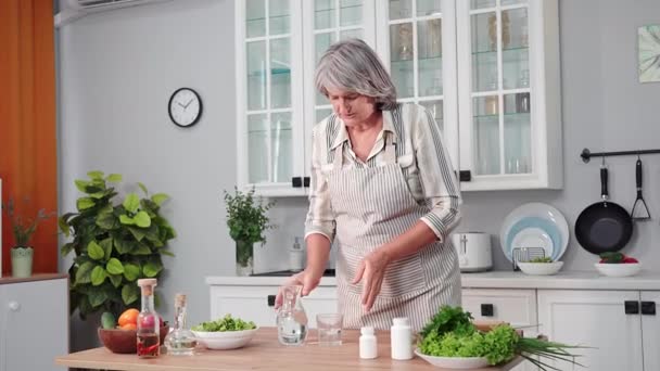 Sağlık Hizmetleri Yaşlı Kadın Baş Ağrısı Çekiyor Mutfakta Dururken Temiz — Stok video