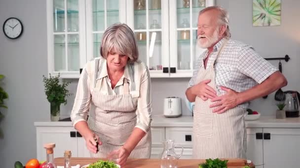 Schlechte Gesundheit Alte Frau Gibt Stroma Mann Der Küche Hause — Stockvideo
