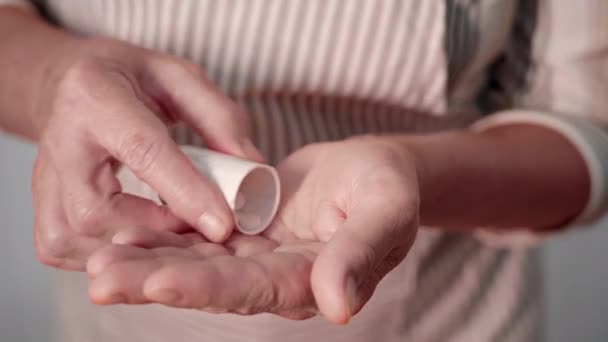 Soins Santé Les Vieilles Mains Personne Âgée Sortent Les Pilules — Video