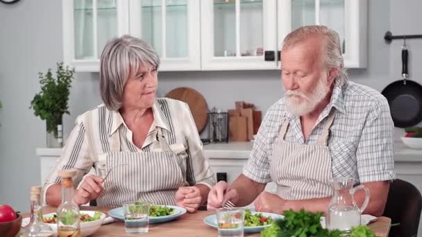 适当的营养 老太太和男人在厨房里一起吃早餐和新鲜美味的沙拉 — 图库视频影像