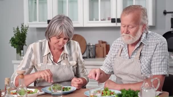Makan Siang Keluarga Pria Dan Wanita Tua Bersenang Senang Sambil — Stok Video
