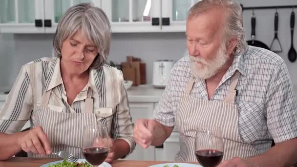 Romantická Večeře Ohleduplné Starší Manželé Mají Večeři Lahodným Zdravým Salátem — Stock video