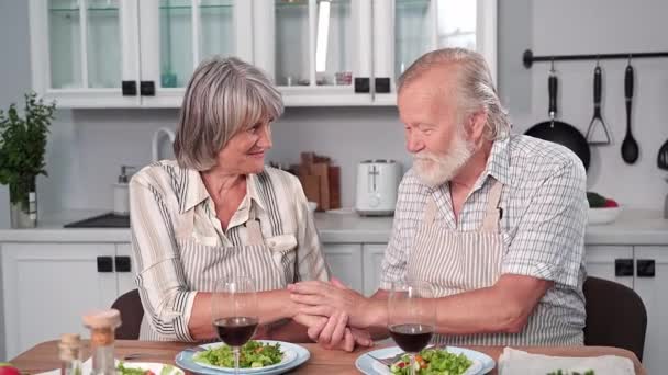 Potret Pasangan Lansia Saat Makan Malam Romantis Saling Berpegangan Tangan — Stok Video